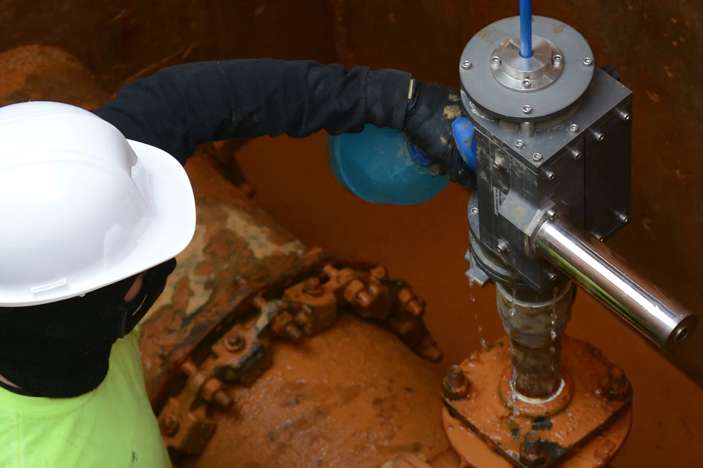Técnico de Pacific Group utilizando equipo de detección acústica sobre válvula de acueducto para localizar fugas y reducir pérdidas de agua en Colombia