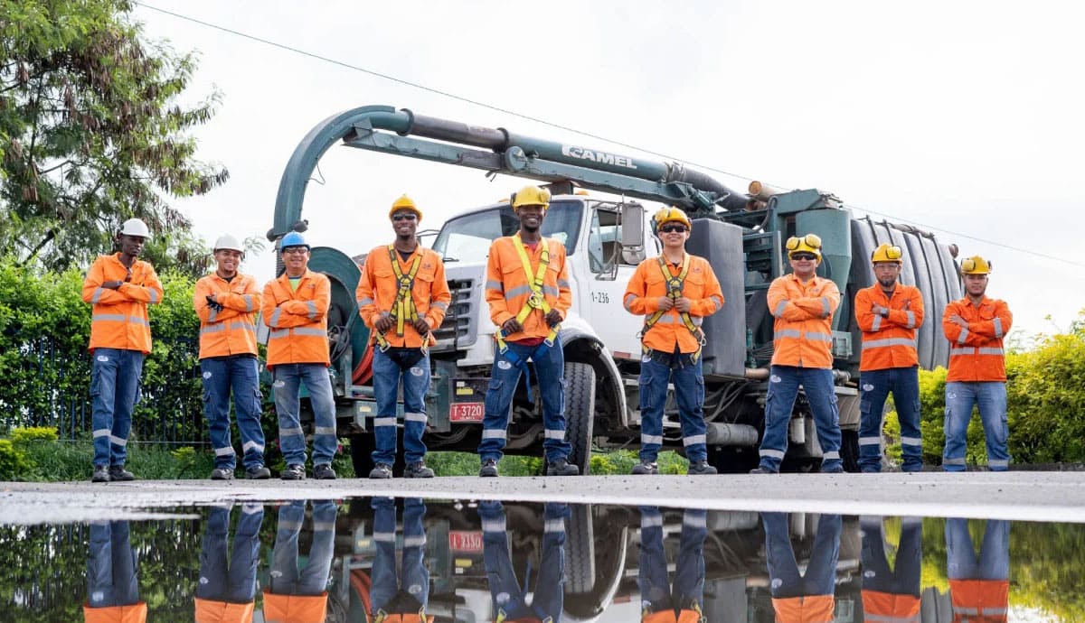 Equipo Pacific Group - Infraestructura Subterránea Equipo técnico de Pacific Group junto a camión Vactor Camel para obras de infraestructura subterránea en Colombia